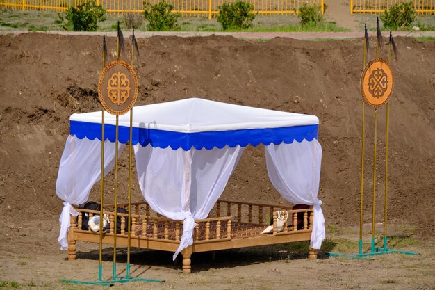 Gazebo para recreación al aire libre con dosel blanco