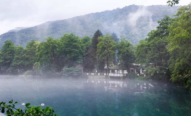 Gazebo para relajarse en la orilla del lago kárstico azul Cerik-Kel en tiempo nublado y brumoso, República Kabardino-Balkar, Rusia