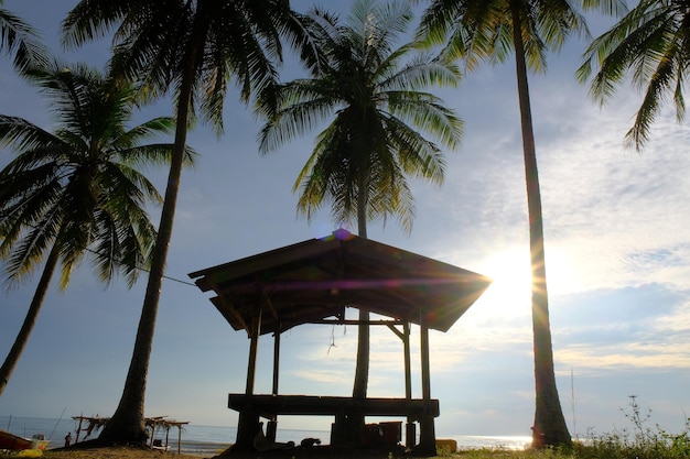 Gazebo tropical em uma praia de Irama com coqueiros em Kelantan Malaysia