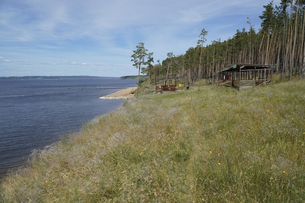 Gazebos en el bosque en la orilla con vistas al río Volga Ulyanovsk Rusia