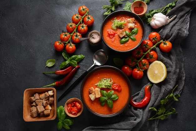 Gazpacho andaluz. Sopa fría de gazpacho de tomate rojo en vaso, con pepino, cebolla, albahaca, chiles y picatostes.