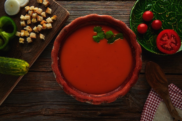 Gazpacho-Andaluz-Tomatensuppe und Gemüse