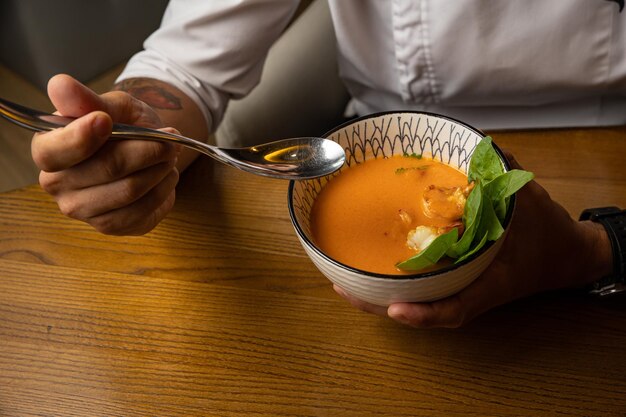 Gazpacho con espinacas y verduras en una mesa de madera