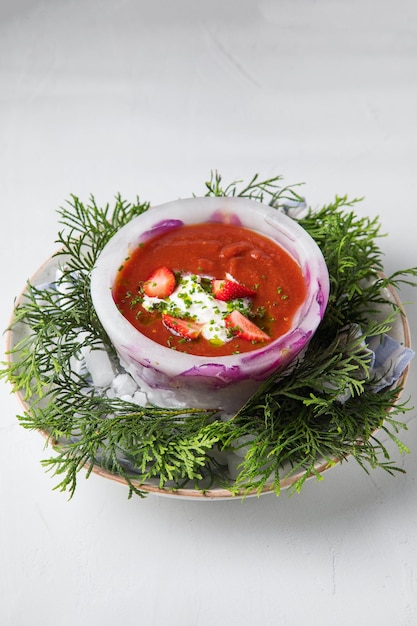 Foto gazpacho gericht und kartoffelrezept mit tomatenkartoffelkürbis in einer weißen schüssel oder rezeptideen