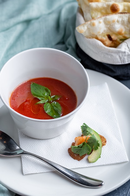 Gazpacho mit Gurken- und grünem Basilikumbelag