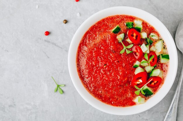 Gazpacho de sandía y tomate en tazón blanco Vista superior Sopa fría tradicional española