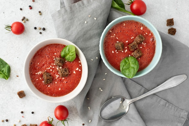 Gazpacho de sopa fría de tomate con espinacas y crutones de centeno en tazones pequeños