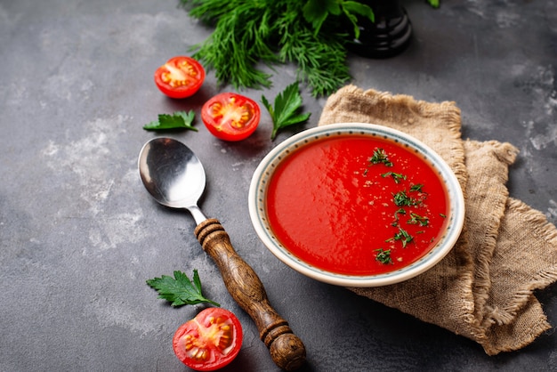 Gazpacho de sopa de tomate vegetariano en un tazón