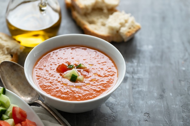 Gazpacho de spup frío típico español en tazón de fuente blanco sobre cérmico