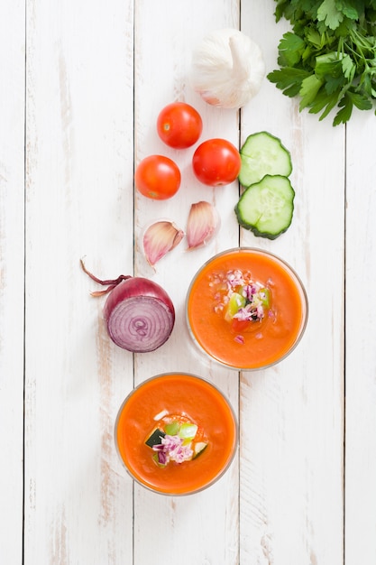 Gazpacho-Suppe im Glas auf Holztisch