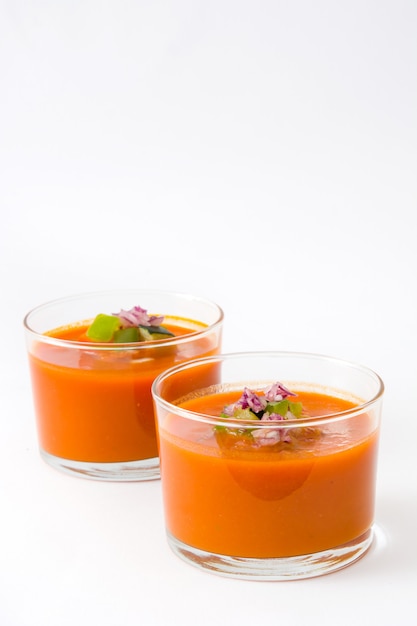 Gazpacho-Suppe im Glas auf Weiß