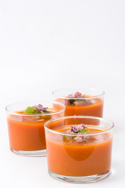 Gazpacho-Suppe im Glas auf Weiß