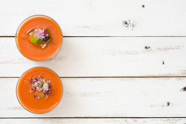 Gazpacho-Suppe im Glas auf weißem Holz