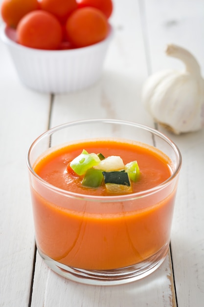 Gazpacho-Suppe im Glas auf weißem Holztisch