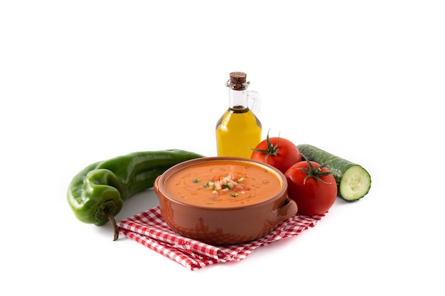 Gazpacho-Suppe im Topftopf isoliert.