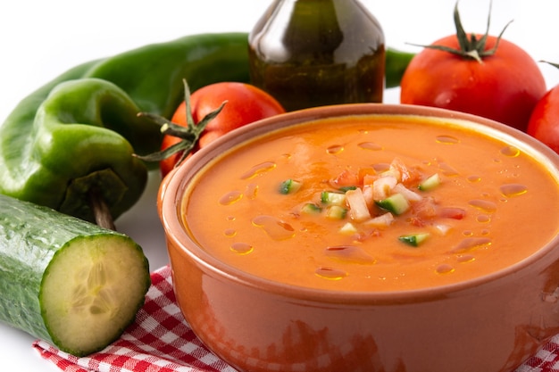 Foto gazpacho-suppe im topftopf isoliert.