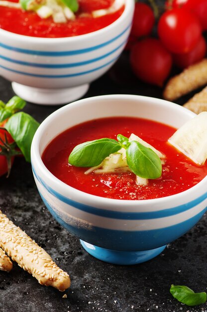 Gazpacho-Suppe mit Gurke und Brot