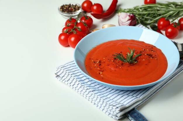 Foto gazpacho-suppe und zutaten auf weißem hintergrund