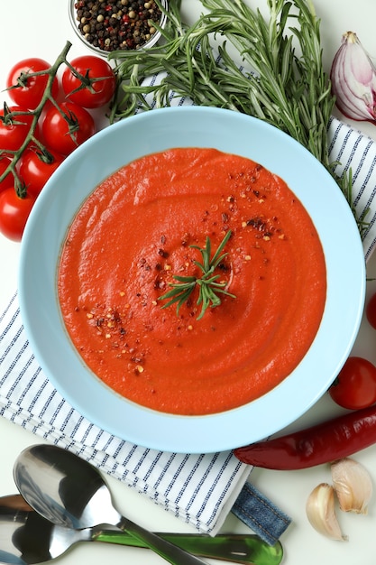 Gazpacho-Suppe und Zutaten auf weißem Hintergrund