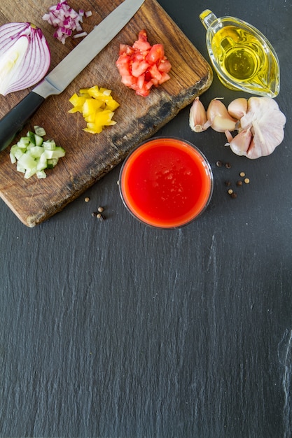 Gazpacho Suppe und Zutaten