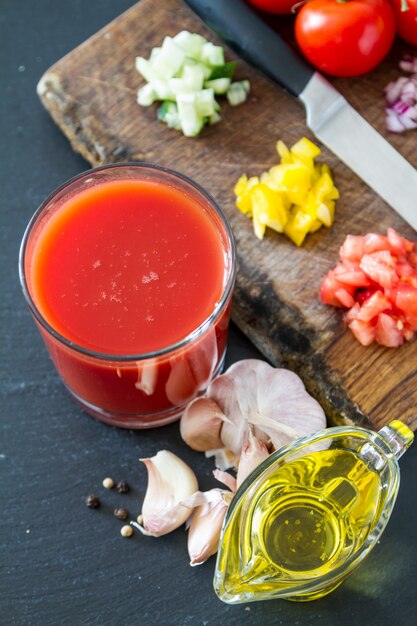 Gazpacho Suppe und Zutaten