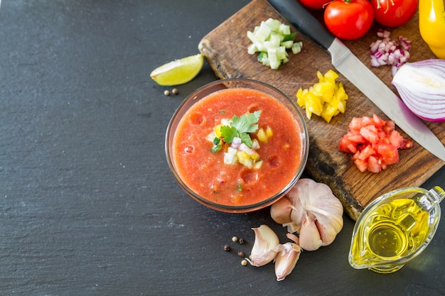 Gazpacho Suppe und Zutaten