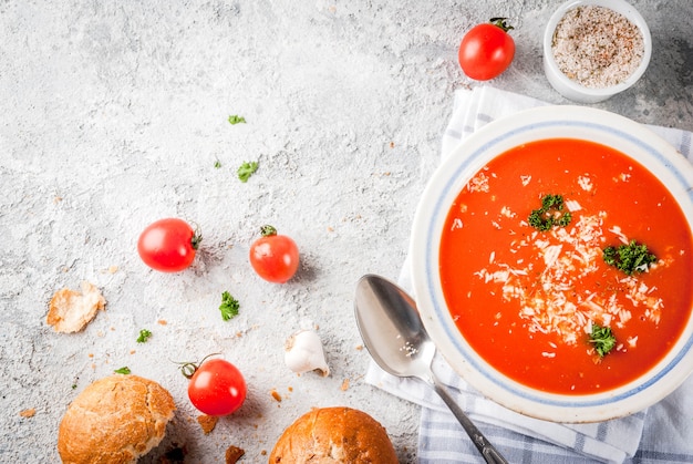 Gazpacho en tazón blanco