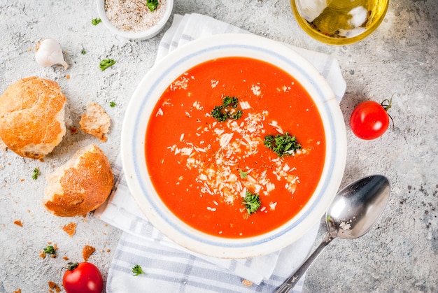 Gazpacho en tazón blanco