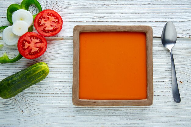 Gazpacho de tomate y sopa de verduras y verduras.