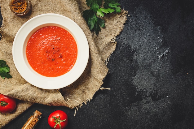 Gazpacho-, Tomaten- oder Karottensuppe mit Gemüse