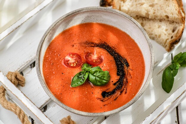 Gazpacho-Tomatensuppe in einem Teller