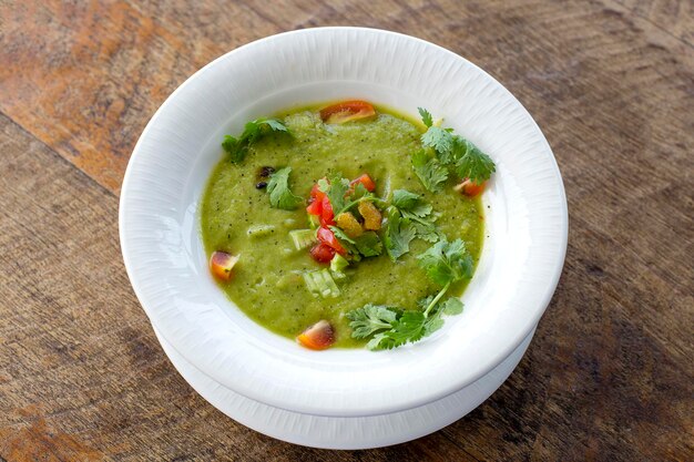 Gazpacho tradicional español de sopa fría en una mesa de madera de cerca