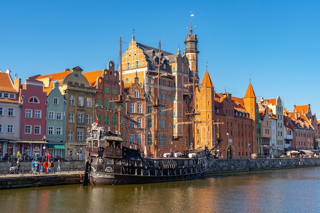 Gdansk Polônia 11 de março de 2022 fachadas góticas coloridas da cidade velha em Gdansk