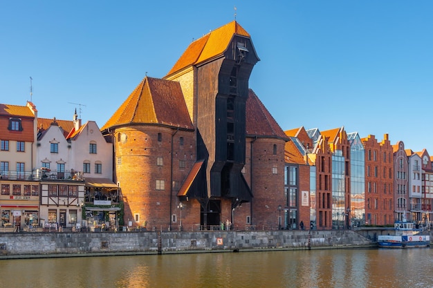 Gdansk Polonia 11 de marzo de 2022 Hermoso casco antiguo de Gdansk en el río Motlawa