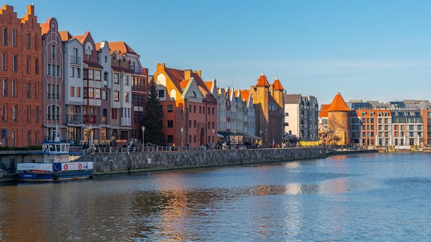 Gdansk Polonia 11 de marzo de 2022 Hermoso casco antiguo de Gdansk en el río Motlawa