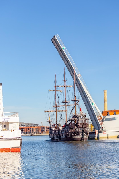 Gdansk Polonia 12 de marzo de 2022 Hermoso casco antiguo de Gdansk y barco pirata como barco