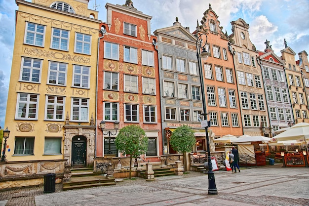 Gdansk, Polonia - 7 de mayo de 2014: Edificios históricos en Long Market Square, Gdansk, Polonia. gente en el fondo