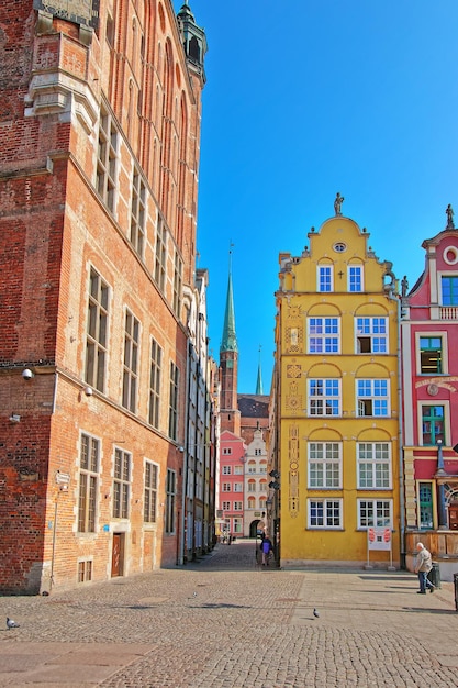 Gdansk, Polonia - 8 de mayo de 2014: Calle y Fragmento de la Basílica de Santa María en el centro de la ciudad vieja, Gdansk, Polonia. gente en el fondo