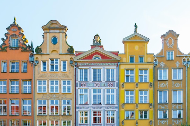 GDANSK POLÔNIA AGOSTO DE 2018 Long Market Street típicas coloridas decorativas casas antigas medievais Rota Real Arquitetura da rua Mariacka é uma das atrações turísticas mais notáveis Design plano