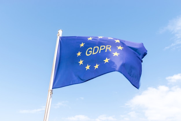 GDPR União Europeia Bandeira da UE contra um céu azul