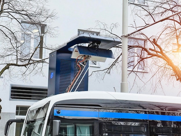 Gdynia Polonia 26 02 2023 Autobús eléctrico en una estación de carga en la ciudad Transporte público de cero emisiones
