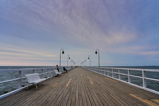 GDYNIA Polonia 26 de junio de 2023 Muelle largo de madera y peatones