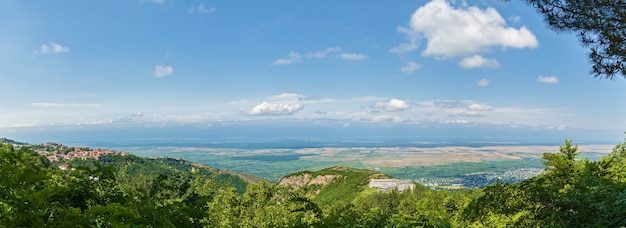 GEÓRGIA, SIGHNAGHI, vista de cima, telhados vermelhos, castelo, vale Alazani e as montanhas nas nuvens