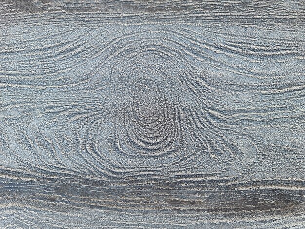 Geada branca em fundo de superfície de madeira closeup