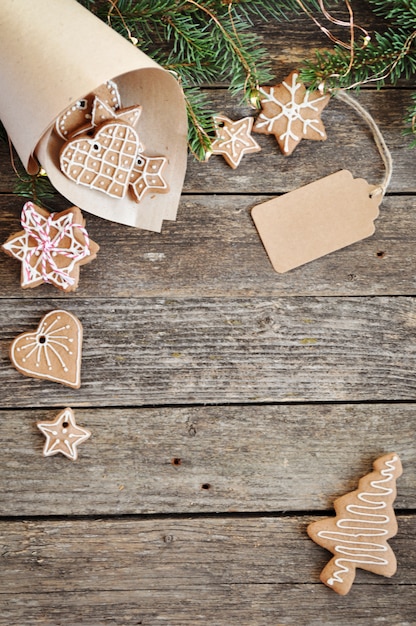 Geada caseiro tradicional do açúcar do pão-de-espécie do natal no envelope de papel em de madeira.