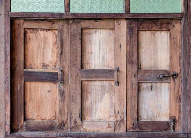 Gealterte Holzfenster geschlossen