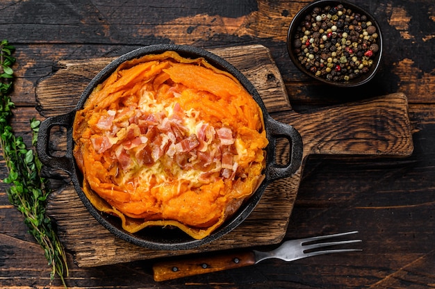 Gebacken in Haut Süßkartoffel Batata gefüllt mit Käse und Speck.