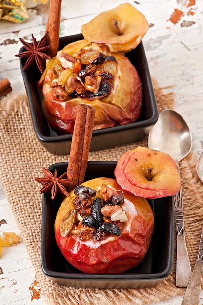 Gebackene Äpfel mit Rosinen, Nüssen und Honig