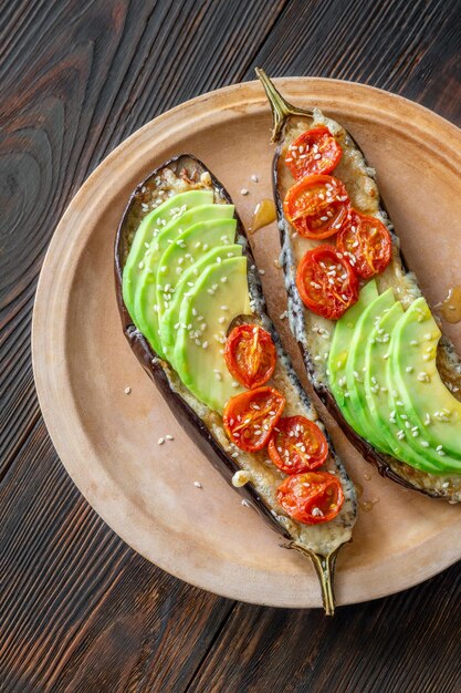 Gebackene Aubergine mit Avocado