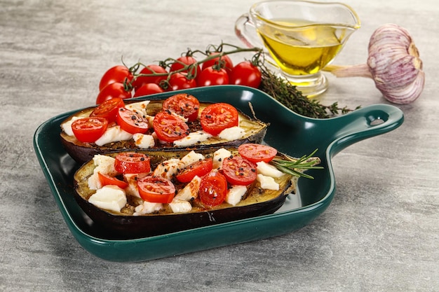 Gebackene Aubergine mit Käse und Tomate